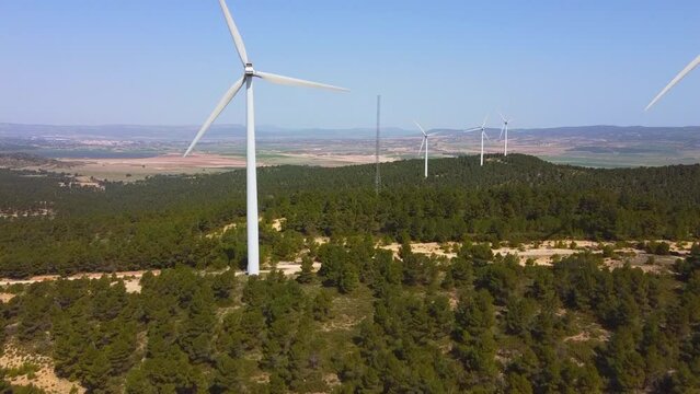 Aerogeneradores de energías renovables en parque eólico del sureste español concepto energías renovables