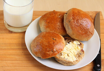 Whole wheat teacakes with raisin