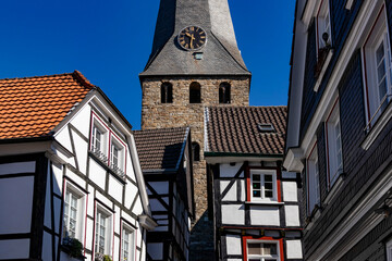 Fachwerkhäuser und Kirche in Hattingen / Deutschland