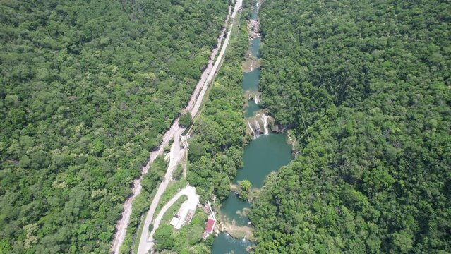 The fantastic aerials of Micos Waterfalls in San Luis Potosi, Huasteca Potosina, M&eacute;xico
9 jumps in an amazing green river