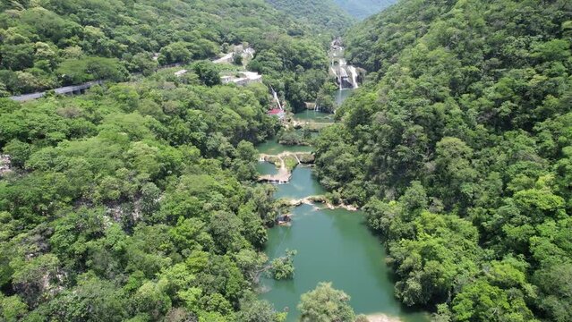 The fantastic aerials of Micos Waterfalls in San Luis Potosi, Huasteca Potosina, M&eacute;xico
9 jumps in an amazing green river