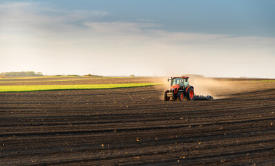Obraz premium Farmer preparing his field in a tractor