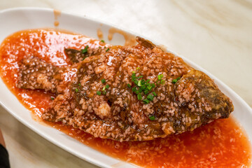 A crispy, sweet and sour Guangxi dish, sweet and sour sweet wine fish