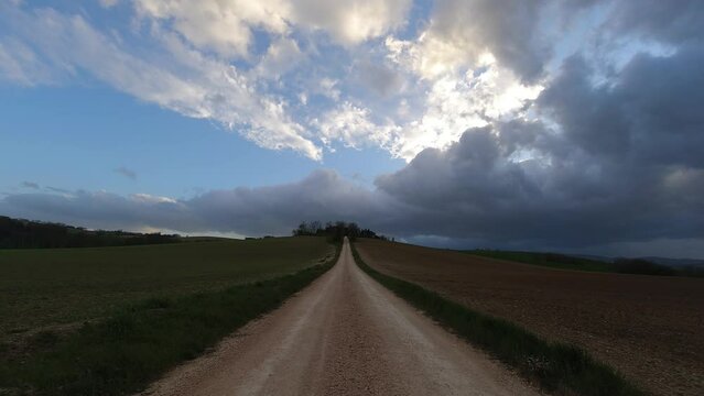 timelapse paesaggio con nuvole e campagna in 4k