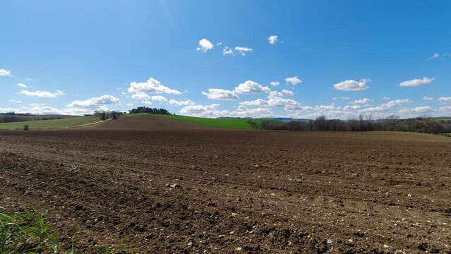 timelapse paesaggio con nuvole e campagna in 4k