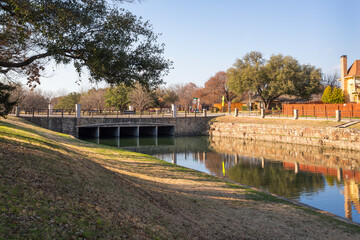 Cross Bend Rd bridge over the water channel in Plano, Texas - obrazy, fototapety, plakaty
