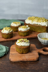 Pistazienkuchen und Cupcakes mit Frosting, Kaffeetisch Frühling