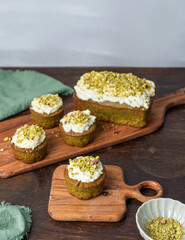 Pistazienkuchen und Cupcakes mit Frosting, Kaffeetisch Frühling