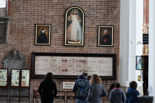 Prawdziwa kopia całunu turyńskiego we wrocławskim kościele. 