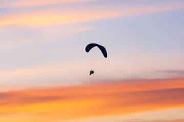 Fototapeta na wymiar paraglider in the sunset