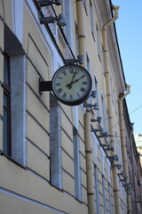 Fototapeta na wymiar round clock on the facade of a building in the city