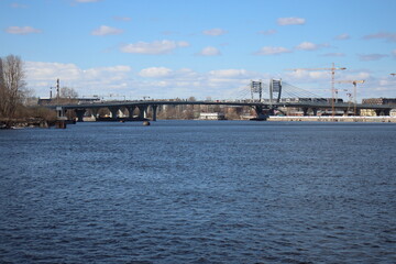 Naklejka premium Drawbridge on a large river on a sunny day