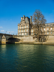 Obraz premium Seine river and the east corner of the Louvre palace with blue sky
