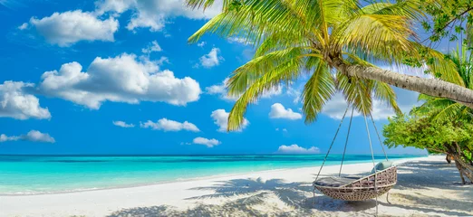 Fotobehang Tropisch strandpanorama terwijl het zomerlandschap met strandschommel of hangmat aan de palmboom hangt boven de witte zandstrandbanner Geweldig strandvakantie zomervakantie concept. Luxe romantisch reizen © icemanphotos