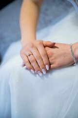 suknia ślubna piękny wzór panna młoda pierścionek