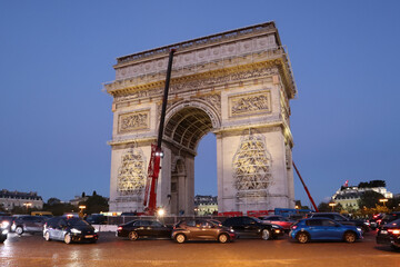 Fototapeta na wymiar Dismantling work of a temporary art installation on the Arc de Triomphe in Paris