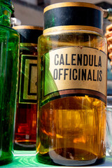 Etiquette sur pot en verre de pharmacie ancien