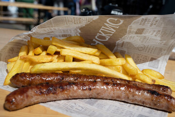 saucisses frites en cornet