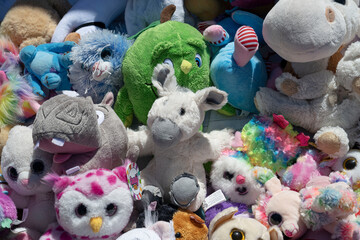 ensemble de peluches diverses pour enfant d'occasion