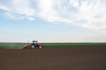 Obraz premium Sowing crops at agricultural fields in spring