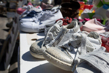 recyclage, chaussures d'occasion pour enfant - obrazy, fototapety, plakaty