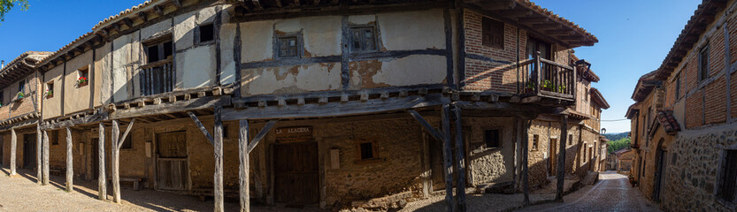 Fototapeta na wymiar Vistas de casas de arquitectura medieval de madera, en el pueblo de Calatañazor en España, província de Soria, en el verano de 2021
