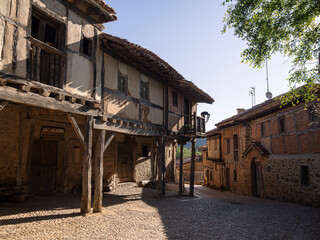 Vistas de casas de arquitectura medieval de madera,  en el pueblo de Calatañazor en España, província de Soria, en el verano de 2021