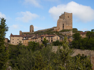 Fototapeta na wymiar Paisaje con vistas de la muralla y el castillo en ruinas de Calatañazor en Soria España, verano de 2021