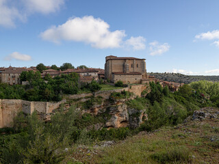 Fototapeta na wymiar Preciosas vistas de las ruinas del castillo de Calatañazor en Soria, rodeado de naturaleza verde con cielo azul y nubes en España, verano de 2021