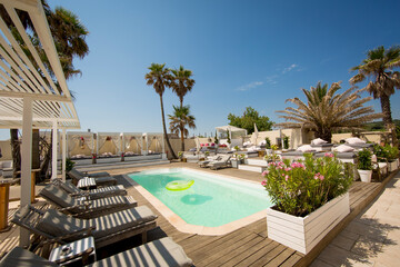 南フランス・サントロペのビーチレストランのおしゃれなプール