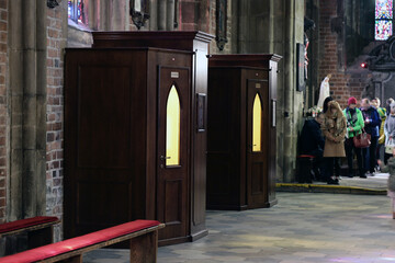 Konfesjonał przygotowany do spowiedzi świętej w kościele podczas świąt. - obrazy, fototapety, plakaty