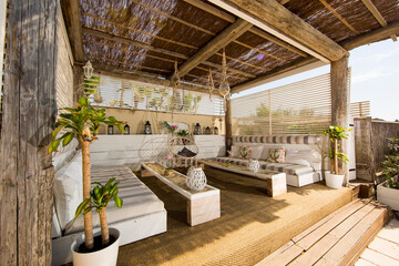 南フランス・サントロペにあるビーチレストランのブランコのあるラウンジスペース