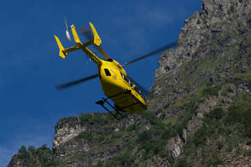 Fototapeta na wymiar Elicottero pronto soccorso in montagna in azione