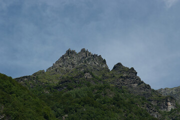 Fototapeta na wymiar Montagna con cielo azzurro 