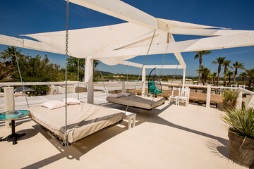 南フランス・サントロペのビーチレストランのルーフトップにあるブランコ