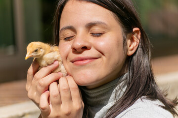 UNA MUJER ADOLECENTE ABRAZANDO UN ANIMAL