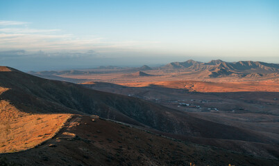 Naklejka premium Sunset with beautiful warm colors in the mountains of the Canary Island of Fuerteventura