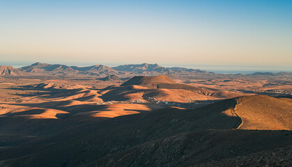 Fototapeta na wymiar Sunset with beautiful warm colors in the mountains of the Canary Island of Fuerteventura