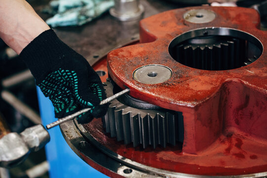 Worker assembling the planetary gear