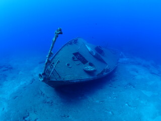 wreck underwater shipwreck on seabed sea floor standing metal on ocean floor scuba divers to see
