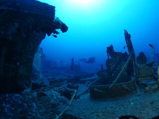 Épave de navire sous l& 39 eau fond de la mer profonde métal sur le fond de l& 39 océan plongeurs à explorer