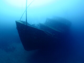 Épave de navire sous l& 39 eau fond de la mer profonde métal sur le fond de l& 39 océan plongeurs à explorer