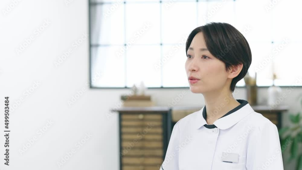 Aufkleber 説明する女性　看護師　エステティシャン　インタビュー