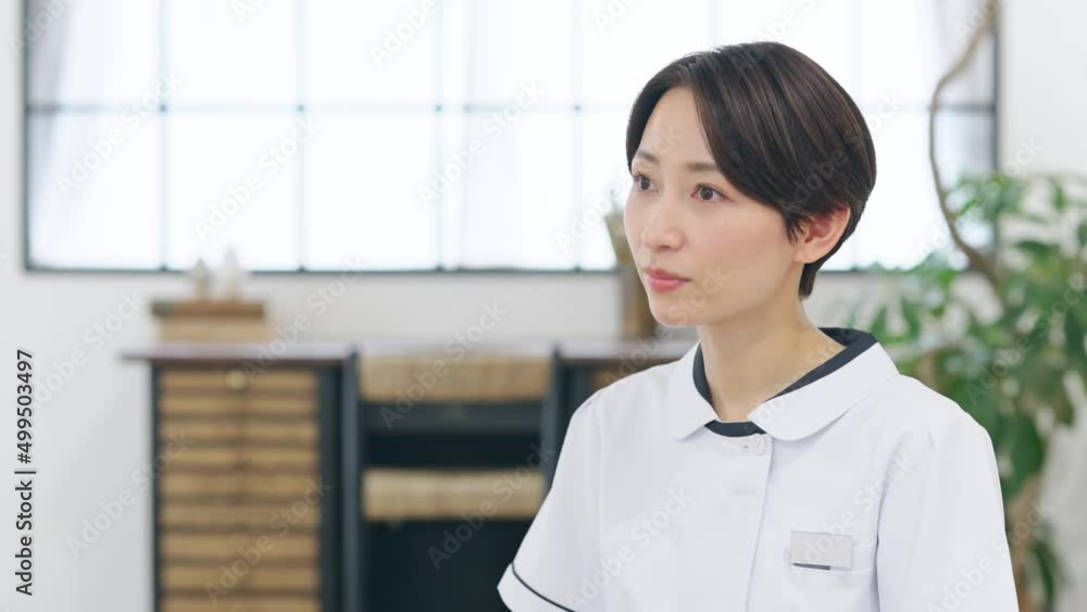 Aufkleber 説明する女性　看護師　エステティシャン　インタビュー