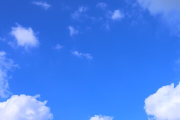 Obraz premium 空の青と雲の白が美しいコピースペースのある青空の背景素材