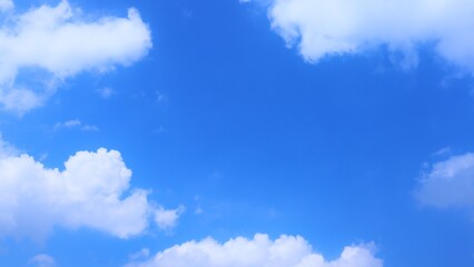 空と雲のコピースペースありの青空背景