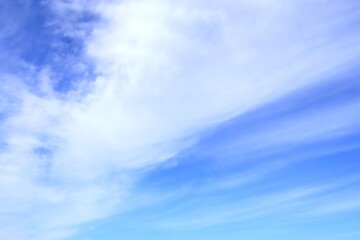 Obraz premium 空 青空に流れるダイナミックな白い雲