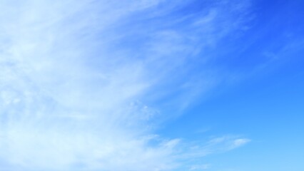 空 青空に流れる優しい薄雲
