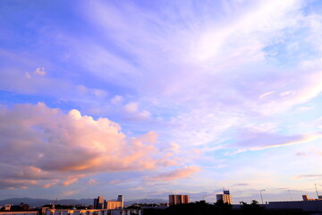 空 ピンクに染まる輝く雲が浮かぶ美しい空の背景