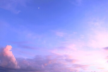 空 夕日を浴びたピンクの雲が輝く空の背景素材
